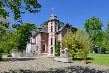 Süd-Fassade mit Brunnen und Vorfahrt