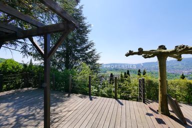 Die Pool-Ebene mit Sonnendeck und Beschattung