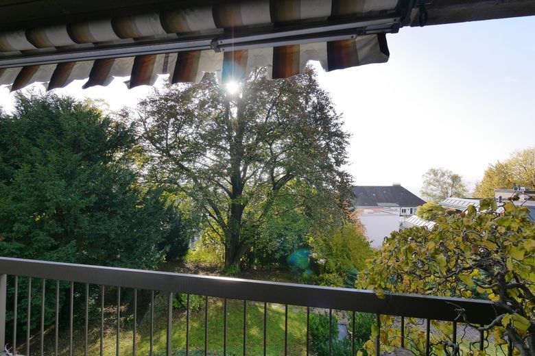 Aussicht vom Balkon ins Grüne Richtung Stadt