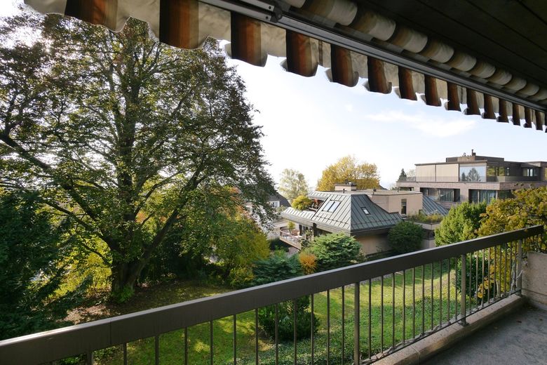 Aussicht vom Balkon ins Grüne Richtung Stadt