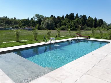 Terrasse und Pool mit Aussicht in die Natur