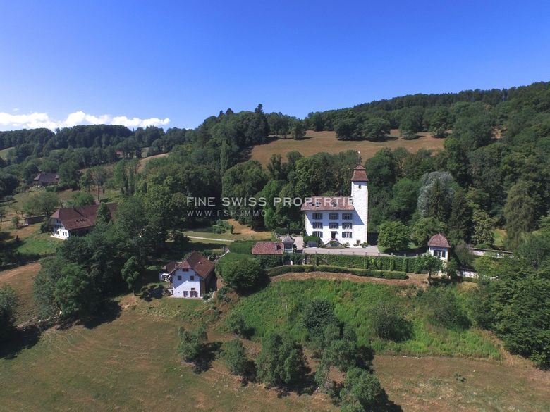 Überblick: Links die Scheune, Mitte die Mühle, Rechts das Schloss