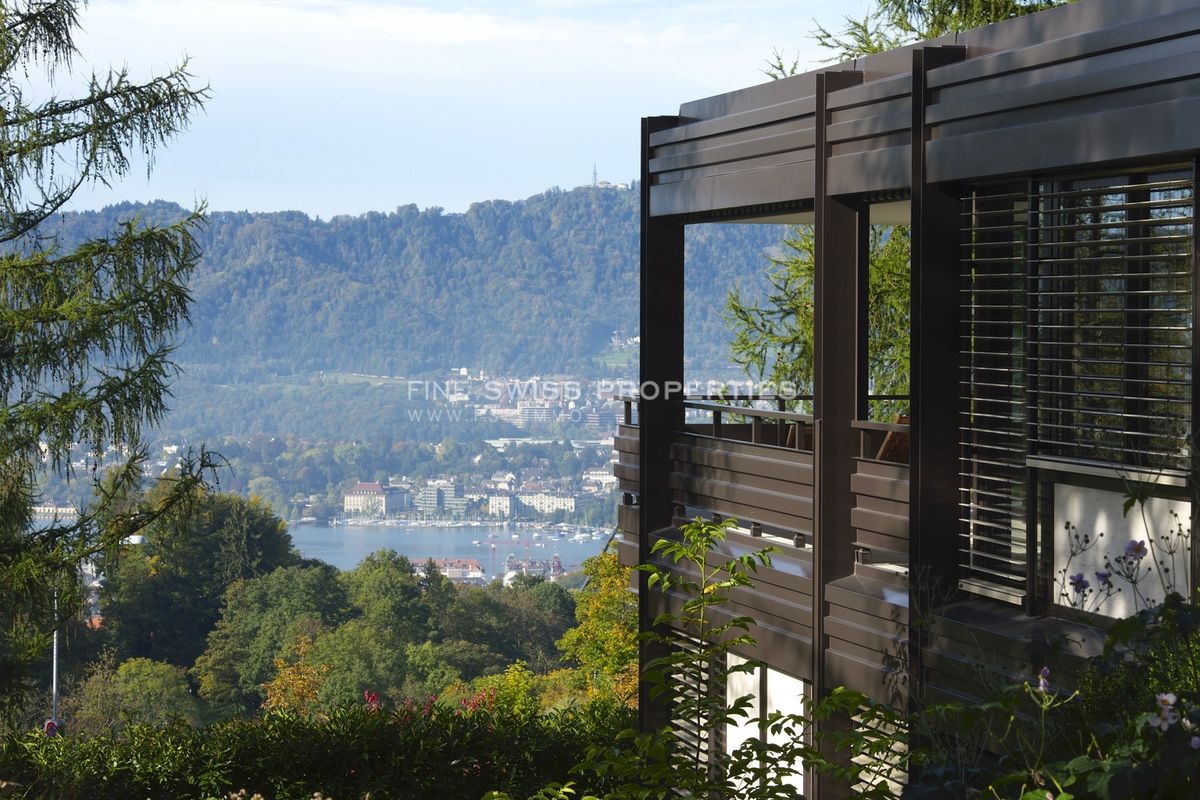 Seitlicher Anblick des Hauses, mit Blick auf das Seebecken