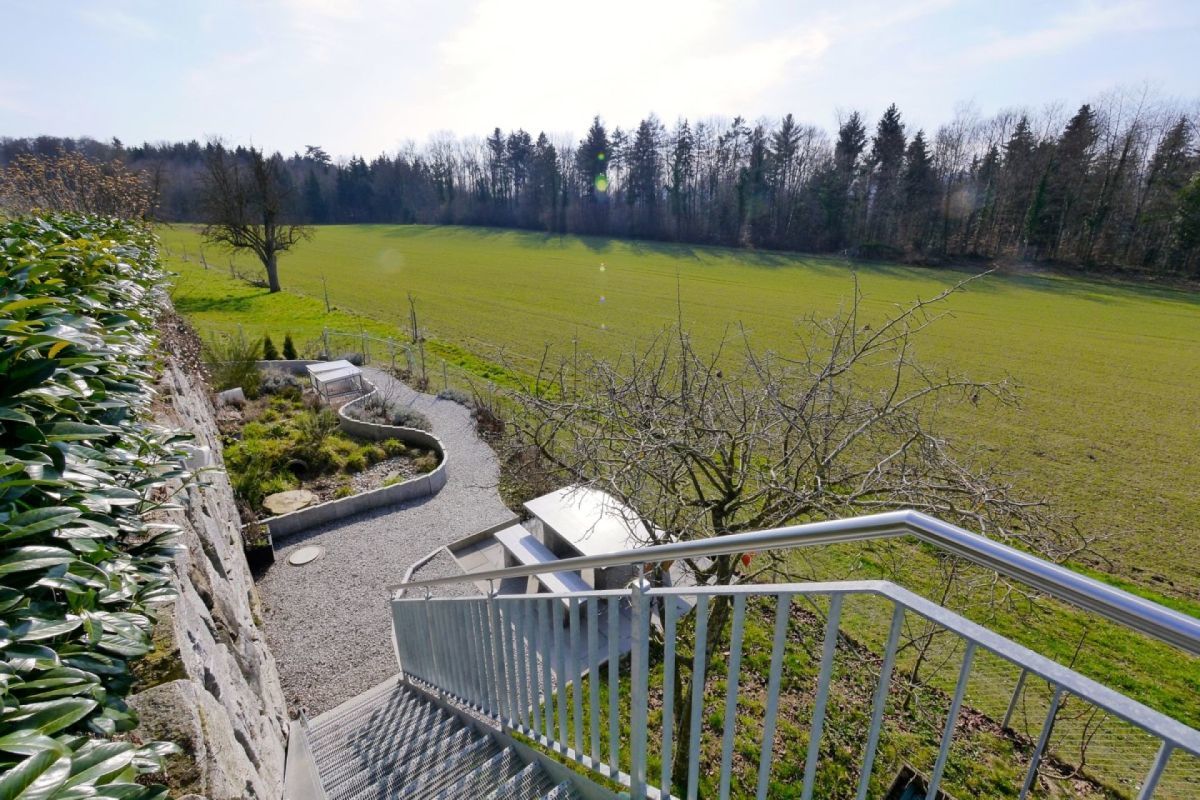 Die sichere Treppe zum unteren Teil des Gartens