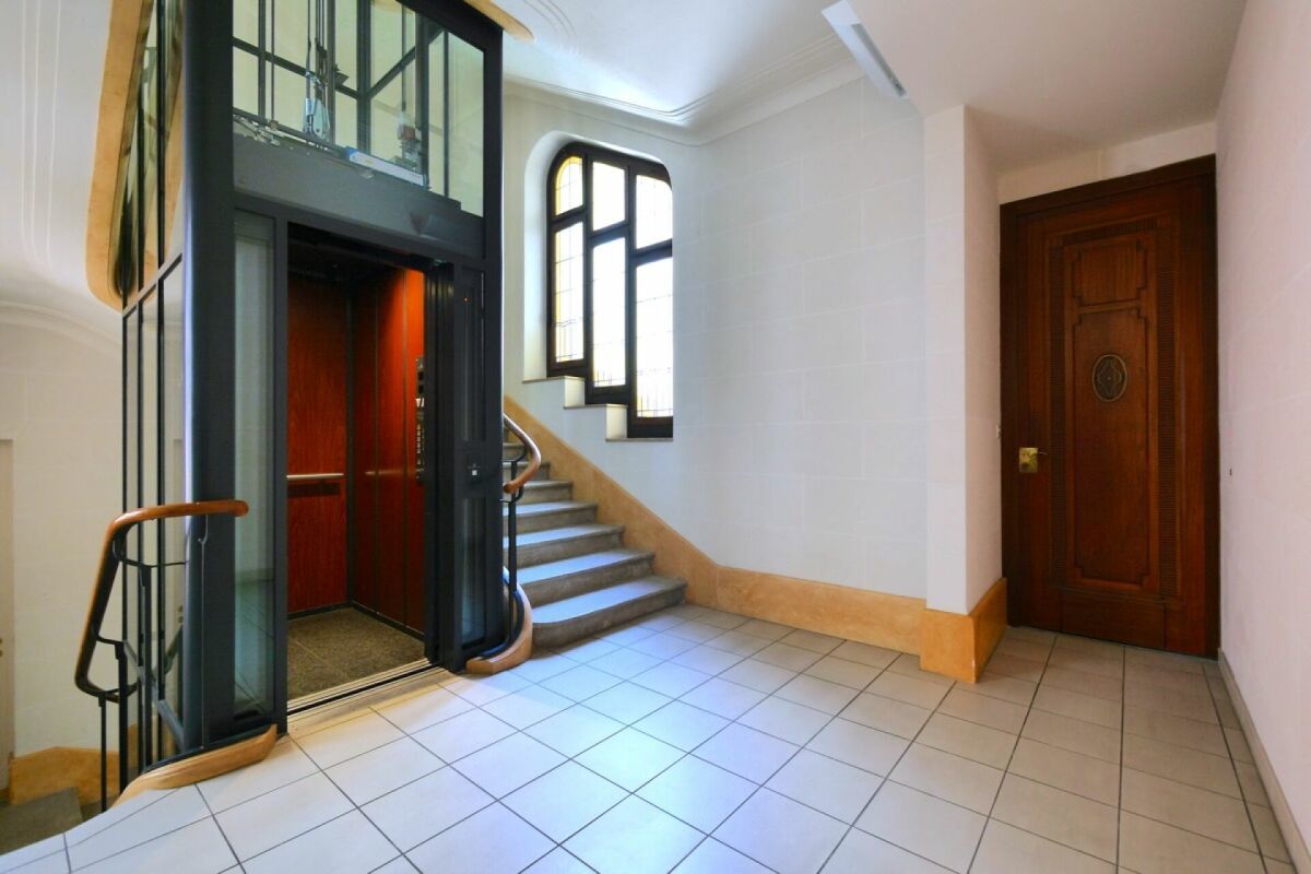 Das Treppenhaus mit Lift und Eingang zur Wohnung