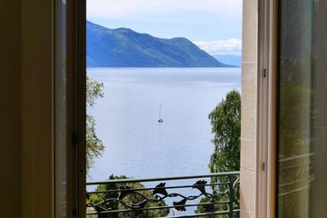 Bezaubernder Blick aus dem Wohnzimmer auf den Genfersee