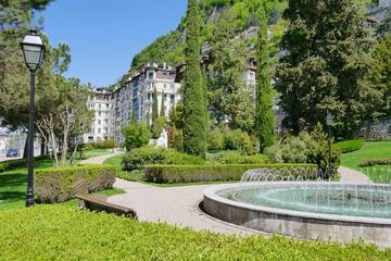 Der sehr gepflegte Garten rund um das Riant Château