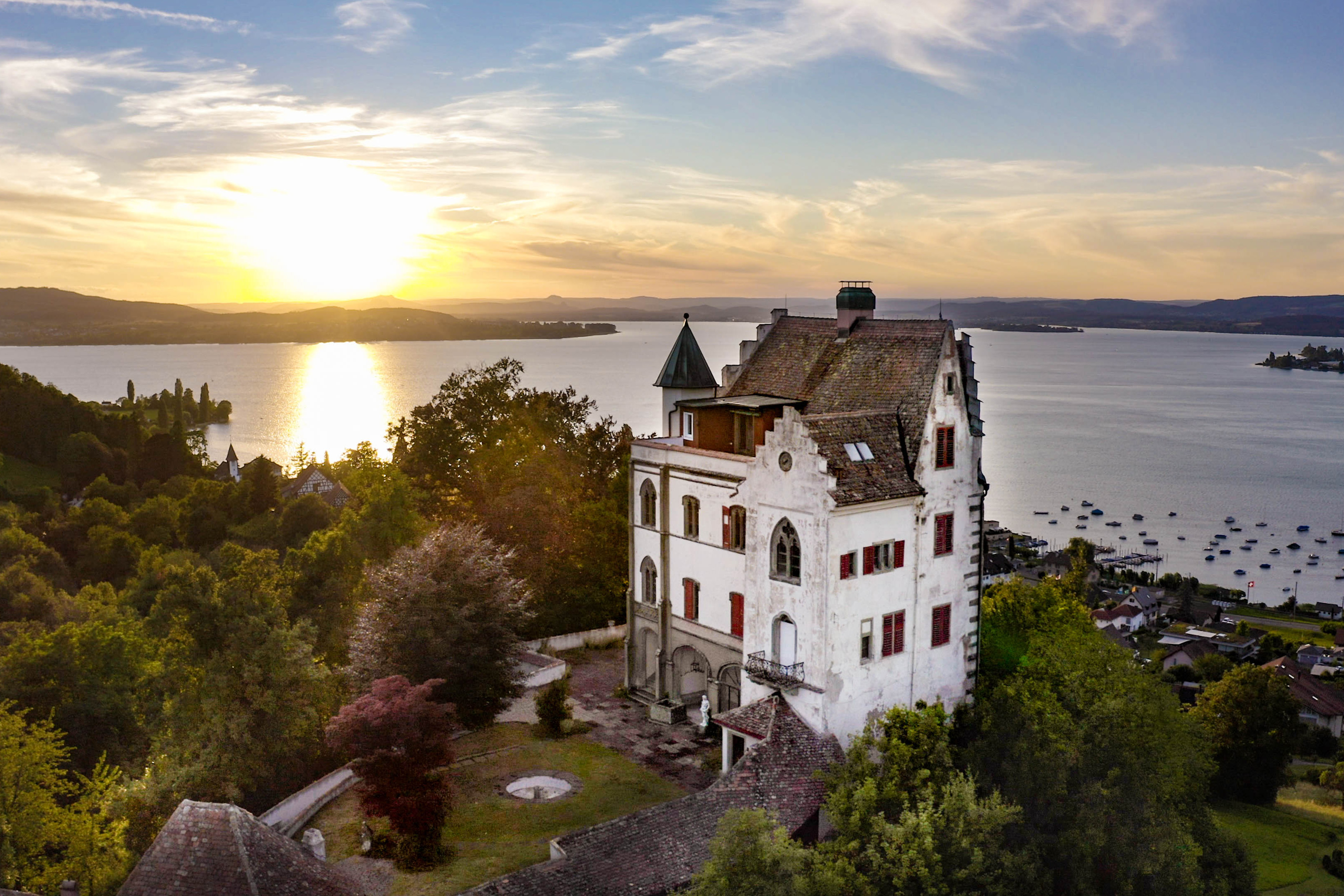 Schloss Salenstein am Bodensee bei Sonnenuntergang