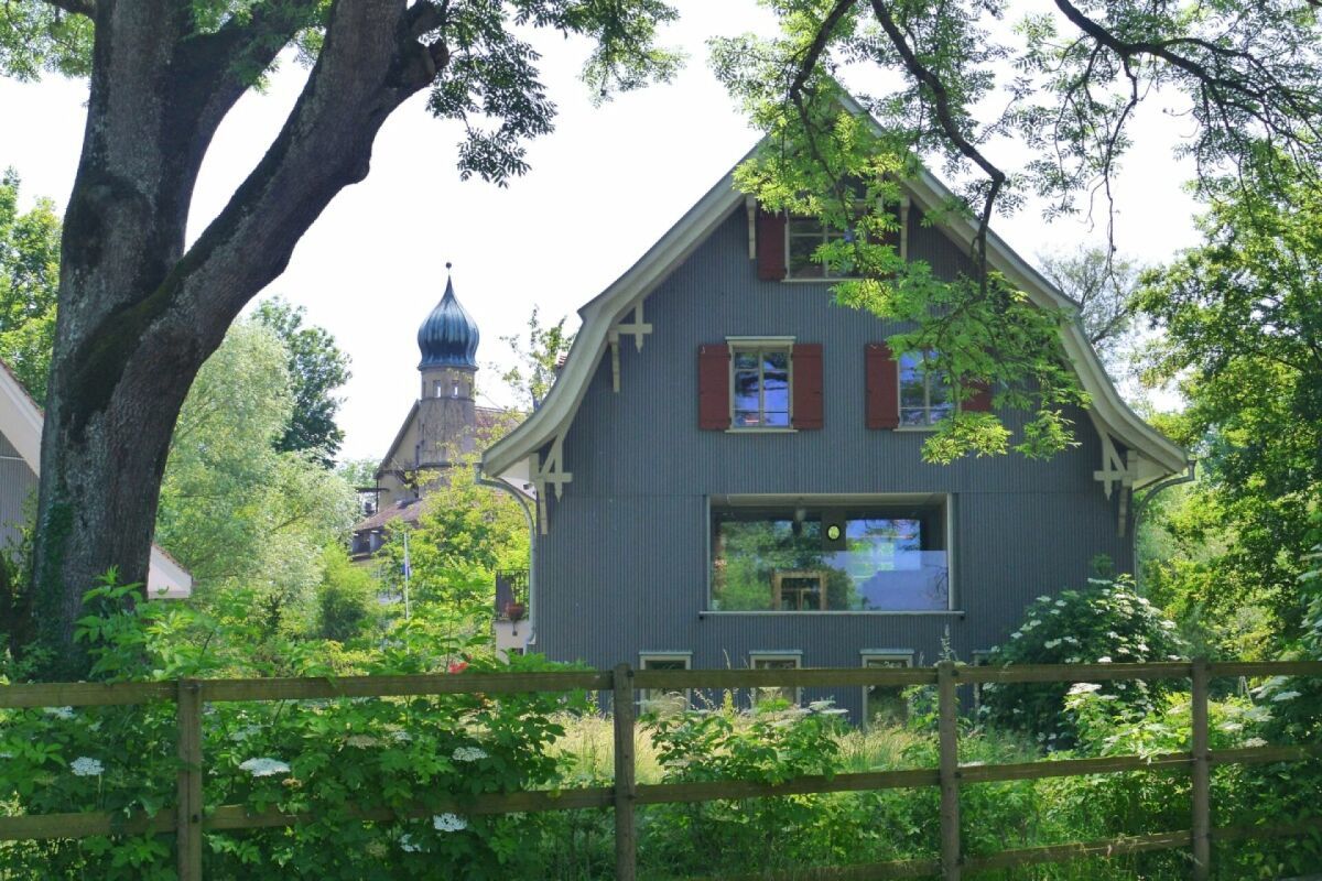 Frontansicht des Wohnhauses, die Luxburg im Hintergrund