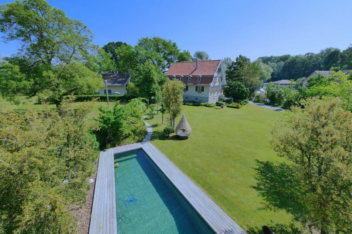 Anblick des Wohnhauses von der Dachterrasse des Pool-Hauses