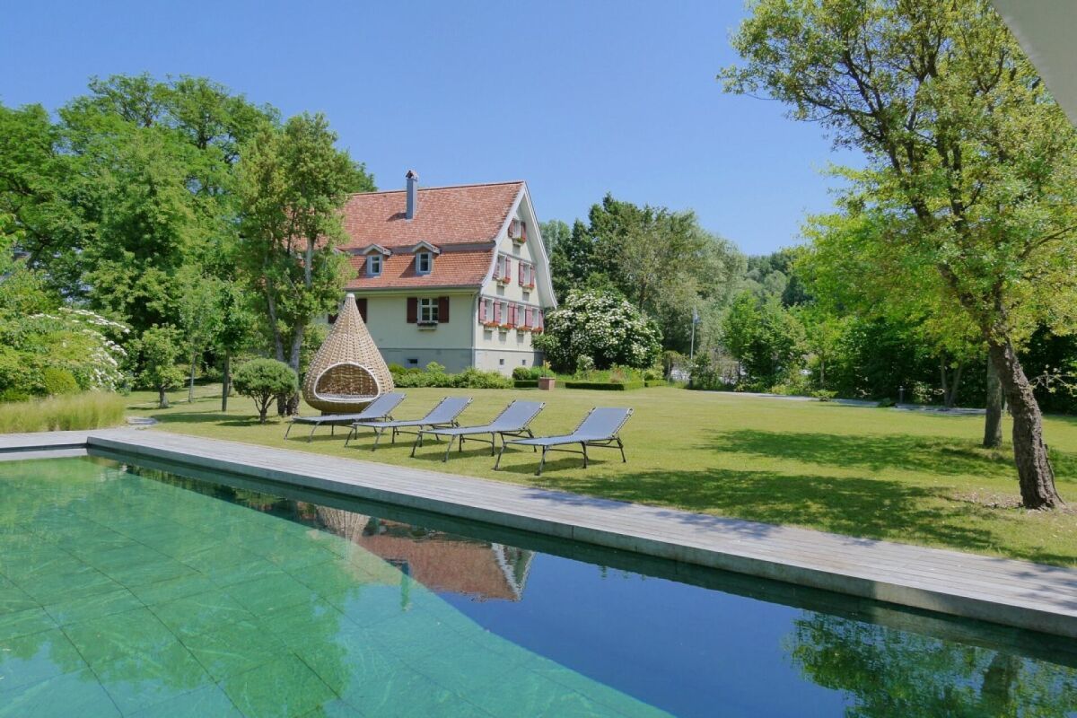 Anblick des Wohnhauses vom Pool-Haus