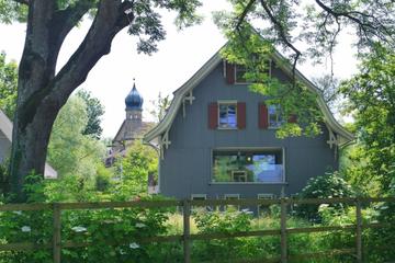 Frontansicht des Wohnhauses, die Luxburg im Hintergrund