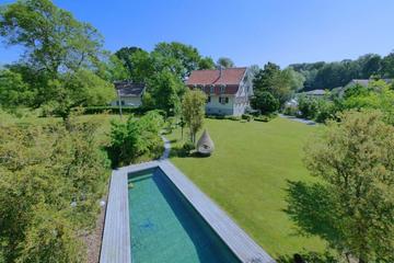 Anblick des Wohnhauses von der Dachterrasse des Pool-Hauses