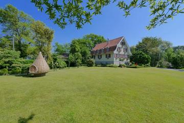 Anblick des Wohnhauses vom Pool-Haus