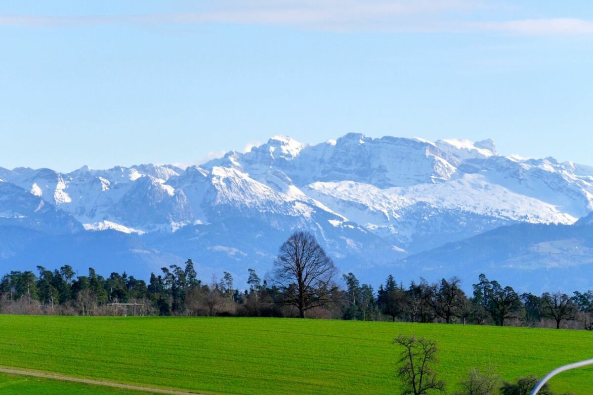 Die Aussicht in die verschneiten Voralpen