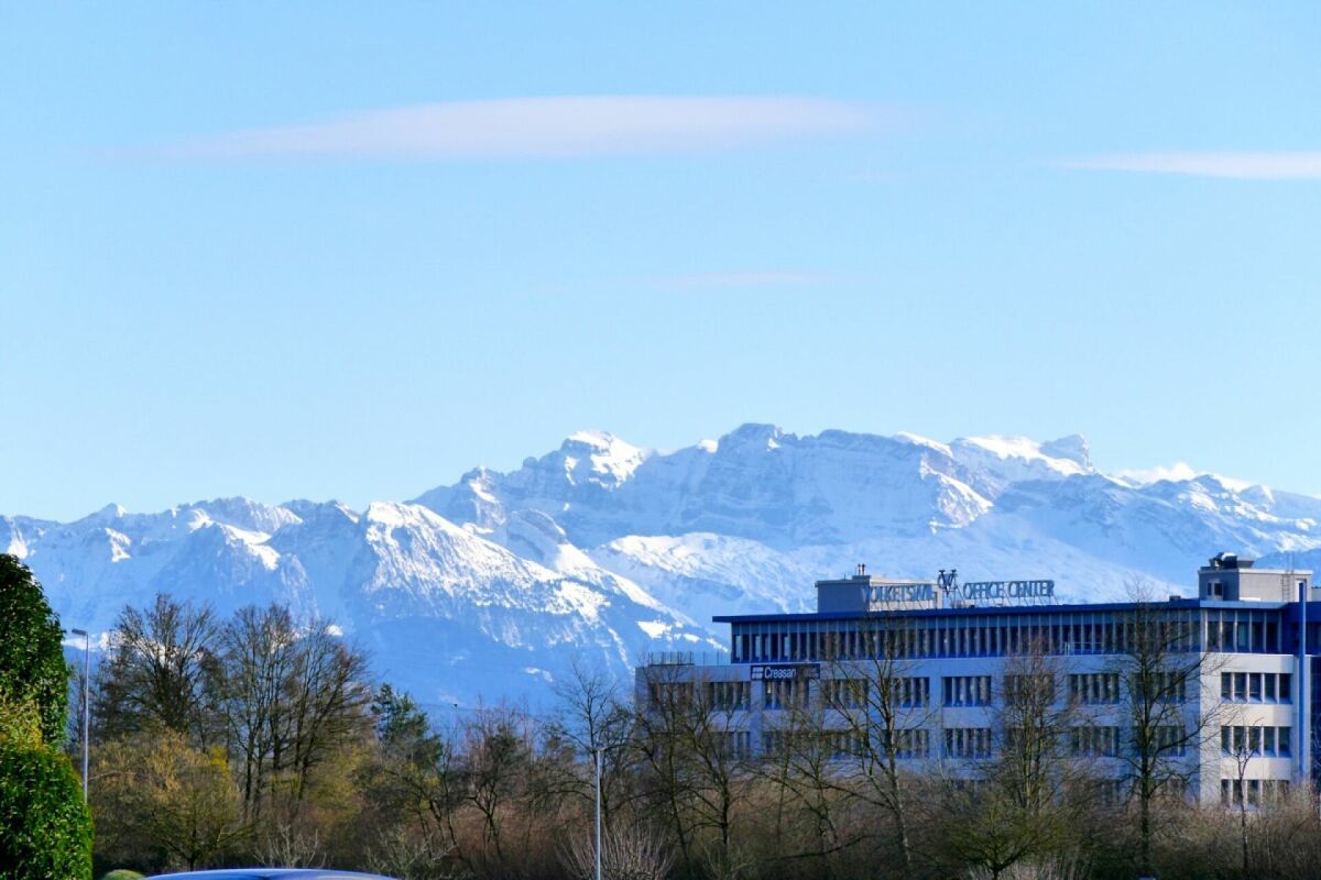 Die Aussicht in die verschneiten Voralpen