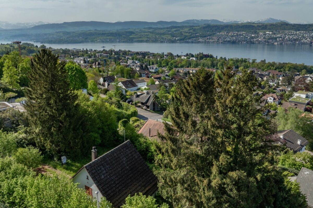 Die Bauparzelle aus der Vogelschau Richtung Süden