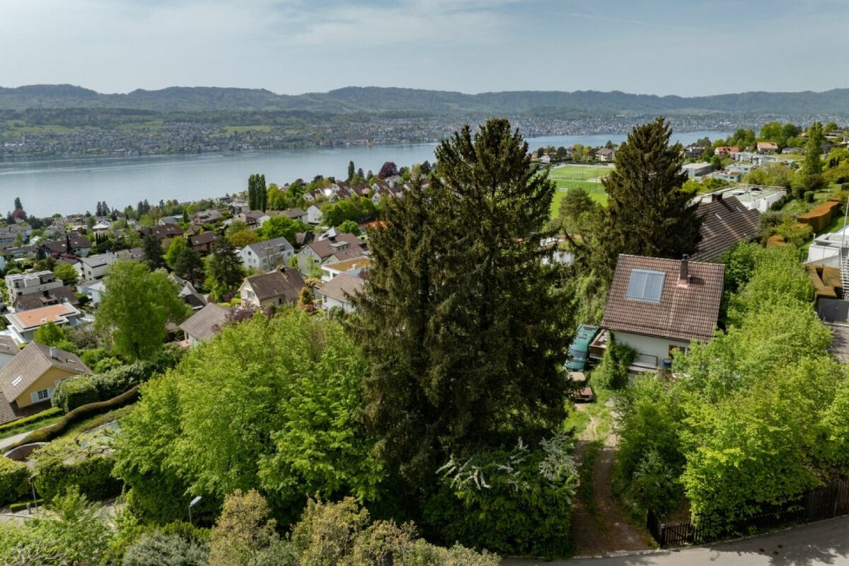 Die Bauparzelle aus der Vogelschau Richtung Westen