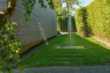 Auch die Warmwasser-Dusche im Garten fehlt nicht