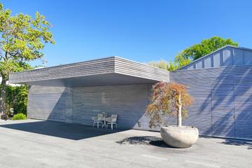 Die grosszügige, überdachte Vorfahrt mit zwei Hauseingängen