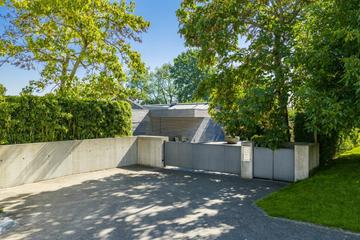 Die diskrete Einfahrt zur Liegenschaft